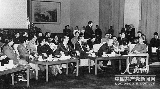 1971年4月,周恩来接见应邀访问的美国乒乓球代表团全体成员。这次邀请被人们称为小球转动大球的“乒乓外交”。